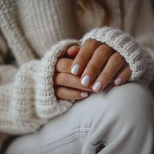 Piękno w minimalizmie – jak stylizować bardzo krótkie paznokcie?