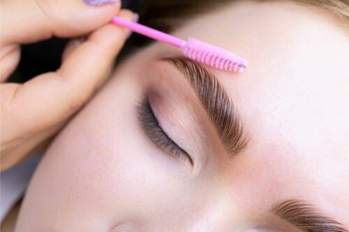 Laminacja rzęs i brwi – na czym polega i jakie daje efekty?