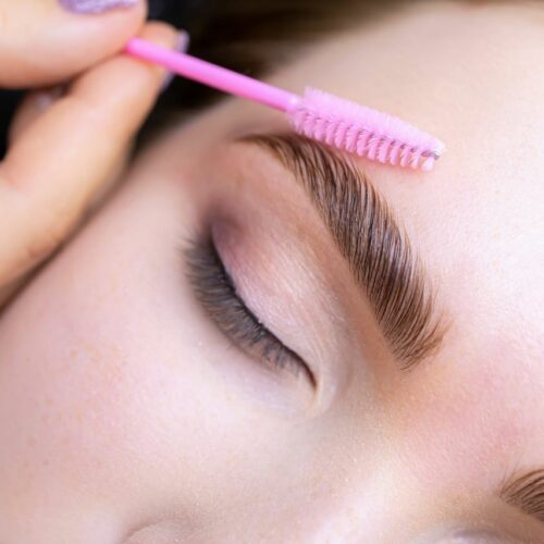 Laminacja rzęs i brwi – na czym polega i jakie daje efekty?