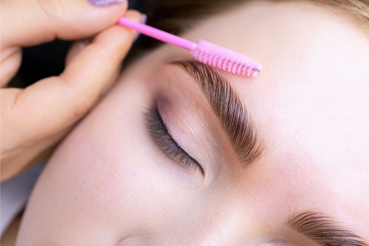 Laminacja rzęs i brwi – na czym polega i jakie daje efekty?